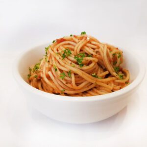 1 litro espagueti con pesto de tomate (8-10 pers.)